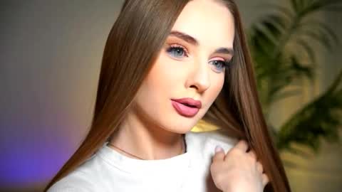 Petitegonwiild online show from November 2025 07:57:01 PM