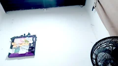 Snapshot of petiteivoryqueen chatting on November 2025 03:38:01 AM danna online show from November 2025 03:38:01 AM