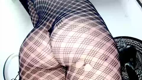 Snapshot of petiteivoryqueen chatting on December 2025 04:33:02 AM danna online show from December 2025 04:33:02 AM