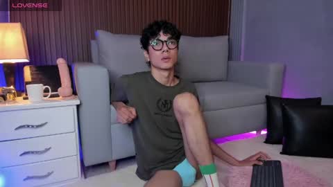 Snapshot of phillicious_ chatting on May 2026 09:30:02 PM Phillip online show from May 2026 09:30:02 PM