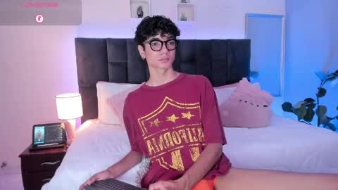 Snapshot of phillicious_ chatting on May 2026 08:50:02 PM Phillip online show from May 2026 08:50:02 PM
