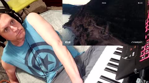 Snapshot of phu_q chatting on December 2024 03:57:01 PM DDT online show from December 2024 03:57:01 PM