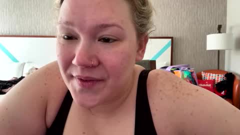 Snapshot of piggyrose chatting on April 2026 03:28:02 PM Piggy Rose online show from April 2026 03:28:02 PM