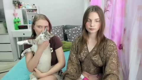 Adele and Elli online show from April 2026 05:04:02 PM