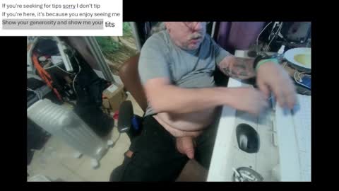 Snapshot of pini_z chatting on February 2025 07:46:01 PM pini_z online show from February 2025 07:46:01 PM