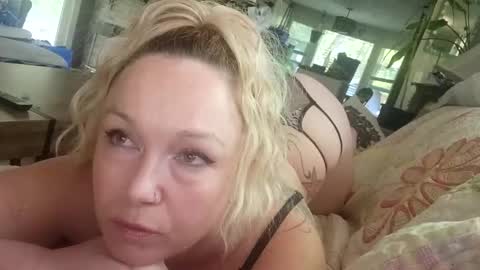 Snapshot of pinkandjuicey chatting on April 2026 08:44:01 PM pinkandjuicey online show from April 2026 08:44:01 PM