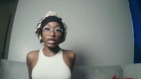 Snapshot of pinkaura_ chatting on May 2026 11:07:01 AM PinkyAura online show from May 2026 11:07:01 AM