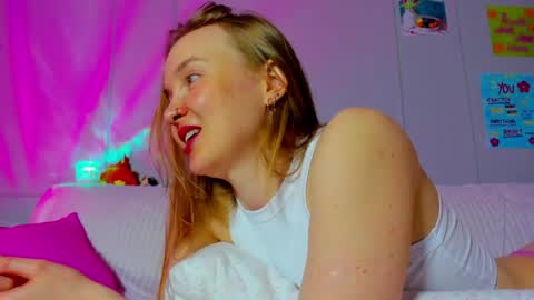 Snapshot of pinkk_lemonade chatting on May 2026 11:56:01 PM Mila online show from May 2026 11:56:01 PM