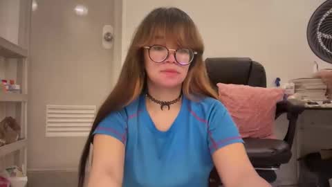 Snapshot of pinkyrosexx chatting on May 2026 12:27:01 AM Rose online show from May 2026 12:27:01 AM