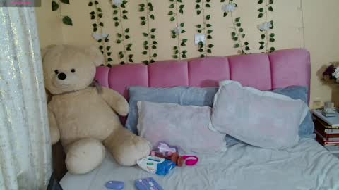 Snapshot of pinkysmiles chatting on April 2026 01:27:01 AM Pinky online show from April 2026 01:27:01 AM