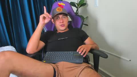 Snapshot of playboy_felipe chatting on May 2026 01:40:01 PM Felipe online show from May 2026 01:40:01 PM