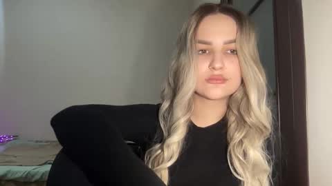 Mia online show from October 2025 09:12:02 PM