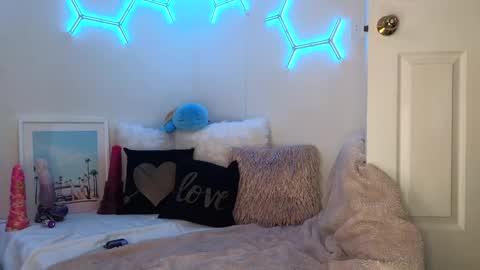 Snapshot of playtimewithv chatting on March 2025 04:24:02 AM Horny Housewife V  Husband online show from March 2025 04:24:02 AM