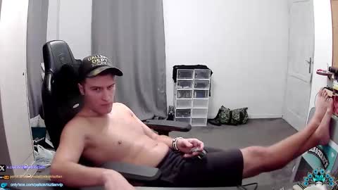 plkrisztian online show from November 2025 05:24:01 PM