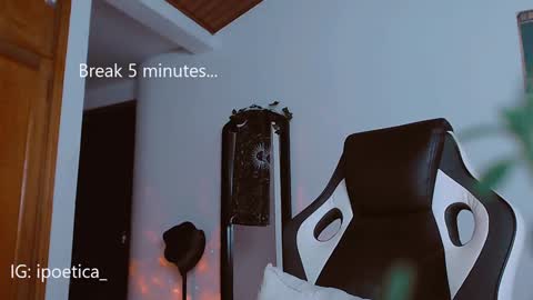 Snapshot of poeeticaa_ chatting on January 2025 03:27:01 PM IG ipoetica online show from January 2025 03:27:01 PM