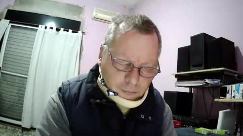 Snapshot of pol22010 chatting on May 2026 11:44:01 PM Polako online show from May 2026 11:44:01 PM