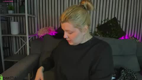 Snapshot of polly__mayer chatting on May 2026 01:11:02 AM Polly online show from May 2026 01:11:02 AM