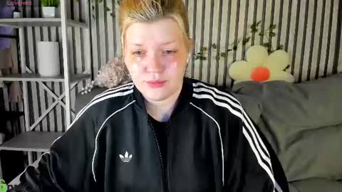Snapshot of polly__mayer chatting on July 2026 01:02:02 AM Polly online show from July 2026 01:02:02 AM