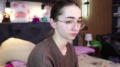 Snapshot of polly_bee chatting on February 2026 07:35:01 AM Polly online show from February 2026 07:35:01 AM