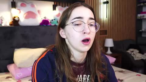 Snapshot of polly_bee chatting on February 2026 07:45:01 AM Polly online show from February 2026 07:45:01 AM