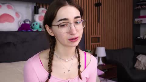 Snapshot of polly_bee chatting on February 2026 07:45:02 AM Polly online show from February 2026 07:45:02 AM