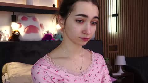 Snapshot of polly_bee chatting on February 2026 07:47:01 AM Polly online show from February 2026 07:47:01 AM