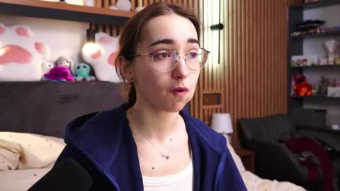 Snapshot of polly_bee chatting on February 2026 07:40:01 AM Polly online show from February 2026 07:40:01 AM