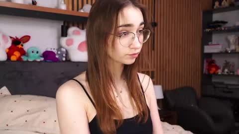 Snapshot of polly_bee chatting on March 2026 07:43:01 AM Polly online show from March 2026 07:43:01 AM