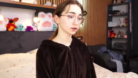 Snapshot of polly_bee chatting on March 2026 07:37:02 AM Polly online show from March 2026 07:37:02 AM