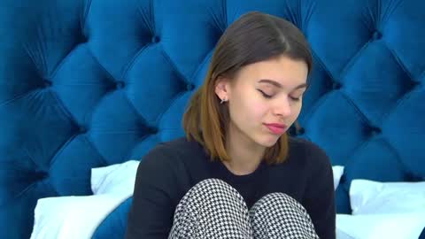 Polly online show from December 2024 11:07:01 PM