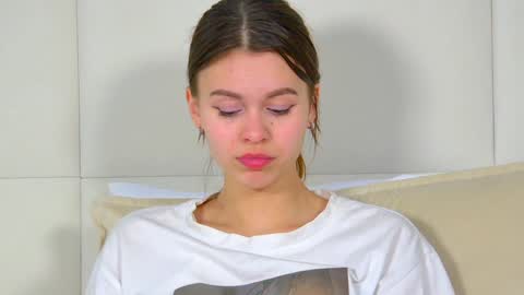 Polly online show from December 2024 10:25:02 PM