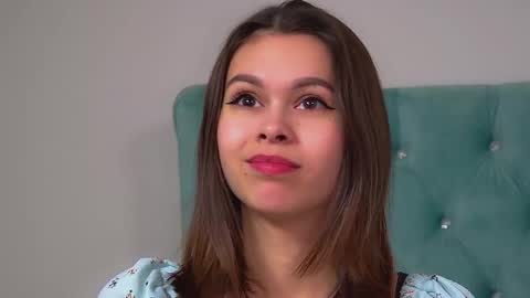 Polly online show from November 2025 06:08:01 PM