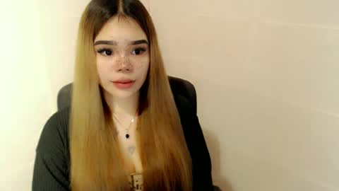 Snapshot of preciousangel69xxx chatting on May 2026 06:10:02 AM MAXXINE online show from May 2026 06:10:02 AM