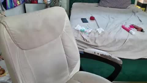 Yasmine pretty online show from October 2025 06:18:02 PM