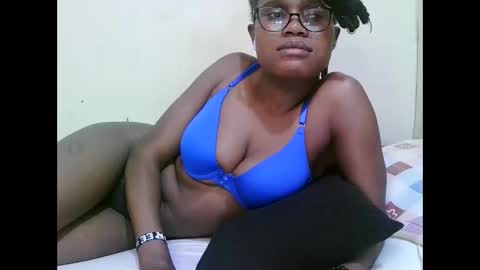 pretty_mellan online show from February 2025 10:39:01 PM