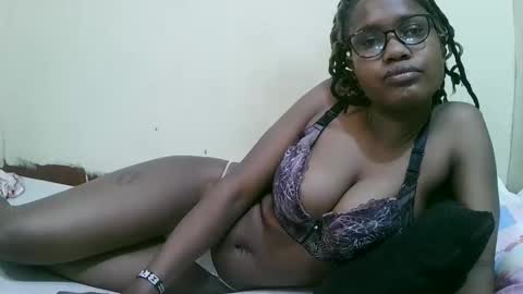 pretty_mellan online show from February 2025 11:13:01 AM