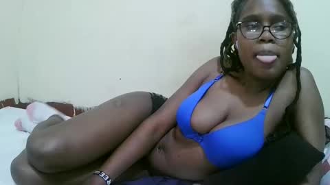 pretty_mellan online show from February 2025 01:13:02 AM