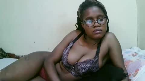 pretty_mellan online show from March 2025 12:30:02 PM