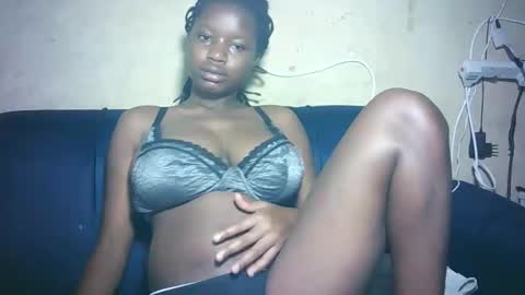 pretty_milan online show from December 2025 12:13:02 PM