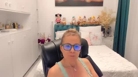Snapshot of prettyblackeyes chatting on June 2026 06:33:01 AM wilma online show from June 2026 06:33:01 AM