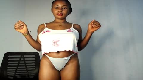 Snapshot of prettylove5 chatting on May 2026 06:19:02 AM evelyn online show from May 2026 06:19:02 AM