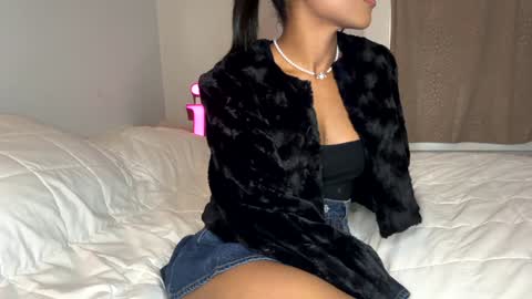 Snapshot of princessaleah chatting on December 2024 07:32:02 PM Princess Aleah online show from December 2024 07:32:02 PM