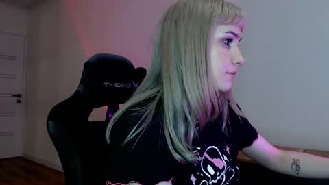 18 y.o online show from February 2025 07:32:02 PM