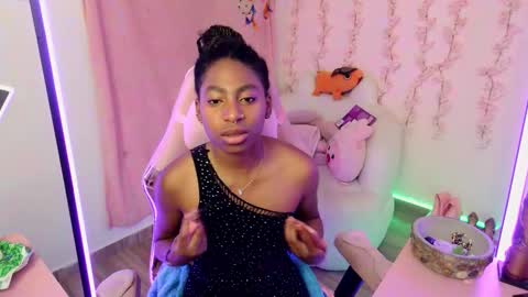 Snapshot of queen_perla_ chatting on December 2025 08:04:01 PM online show from December 2025 08:04:01 PM