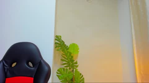 Queen online show from April 2026 04:04:01 PM