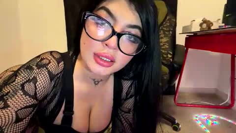Snapshot of queenlamia chatting on May 2026 06:43:01 AM Taurus online show from May 2026 06:43:01 AM