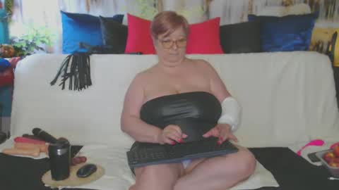 Snapshot of queenpammy chatting on May 2026 06:21:03 AM QueenPammy online show from May 2026 06:21:03 AM