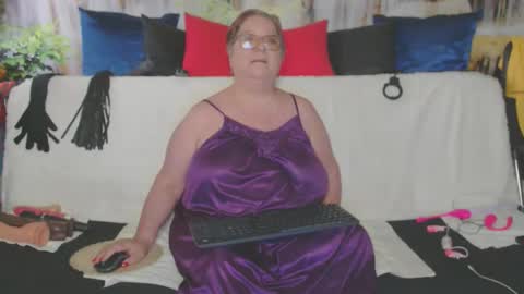 Snapshot of queenpammy chatting on May 2026 04:40:01 AM QueenPammy online show from May 2026 04:40:01 AM