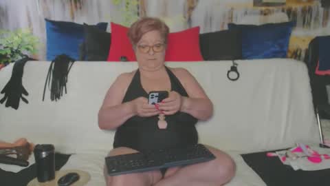 Snapshot of queenpammy chatting on May 2026 04:41:02 AM QueenPammy online show from May 2026 04:41:02 AM