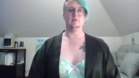 Snapshot of queerlyjaz chatting on September 2025 01:43:01 AM queerlyjaz online show from September 2025 01:43:01 AM